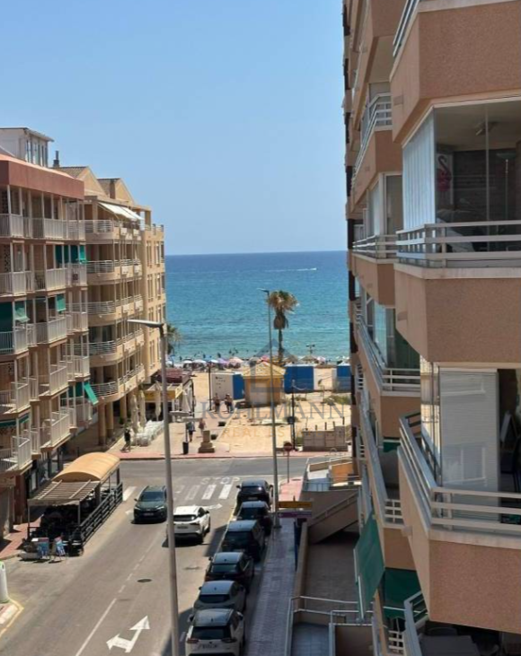 Penthouse mit seitlichem Meerblick – nur 50 m vom Strand!